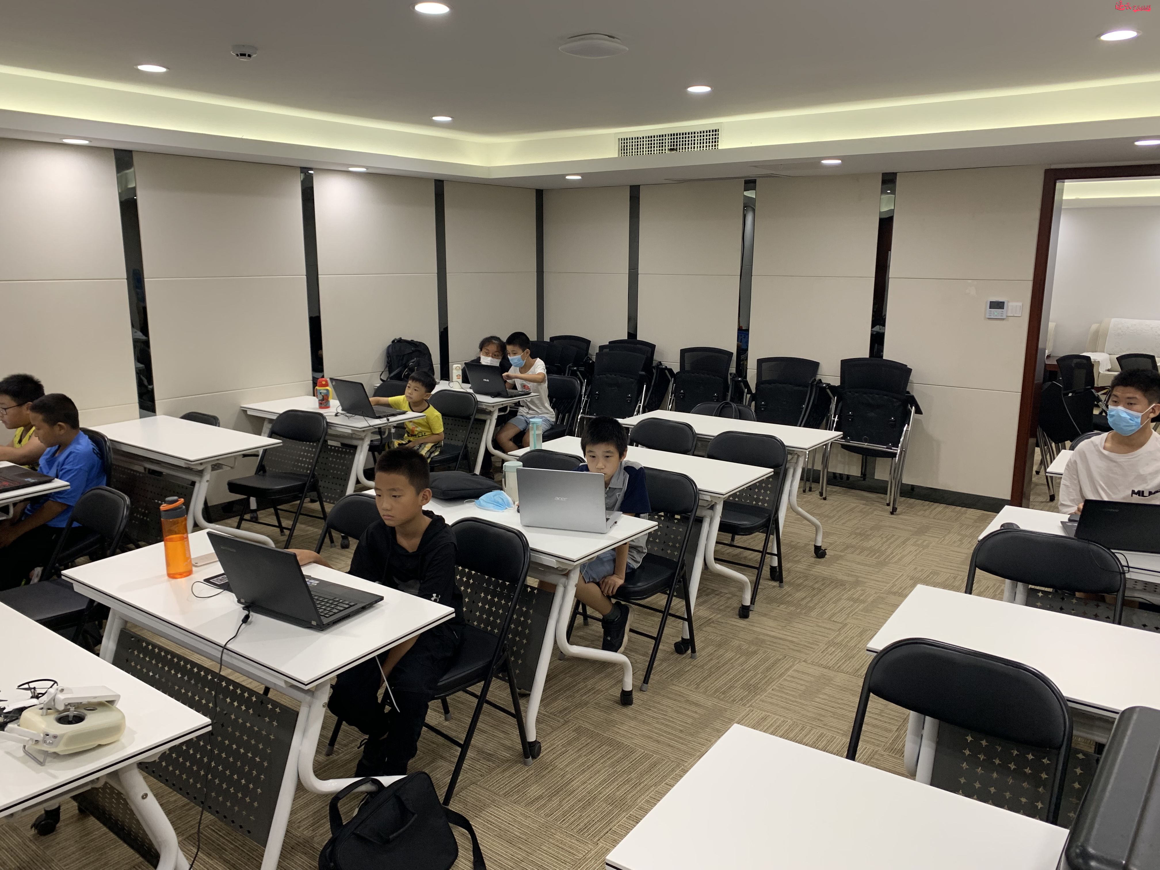 第二届青少年“人工智能创客夏令营”圆满结束(图1) 第二届青少年“人工智能创客夏令营”圆满结束(图1)