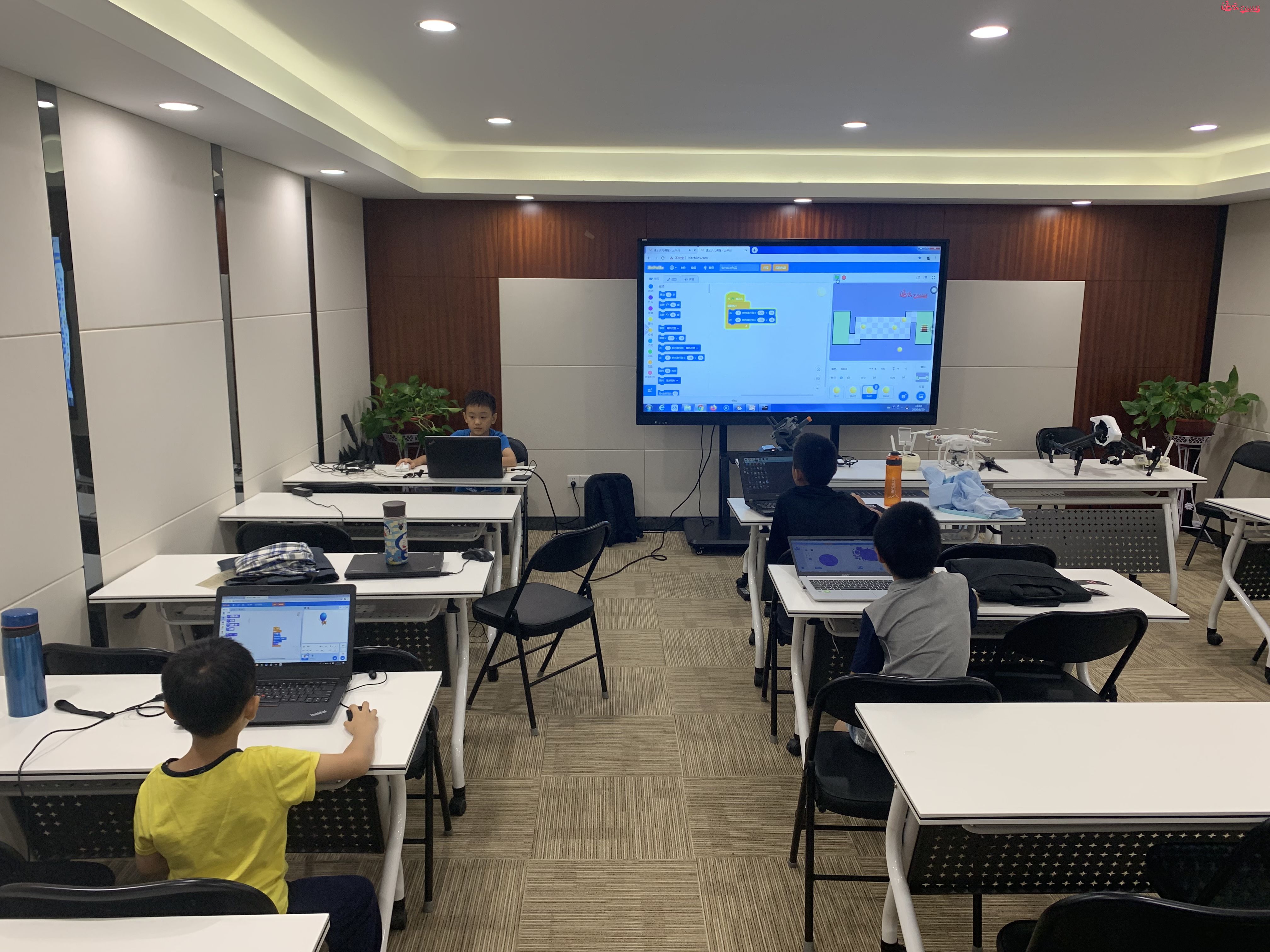 第二届青少年“人工智能创客夏令营”圆满结束(图3) 第二届青少年“人工智能创客夏令营”圆满结束(图3)