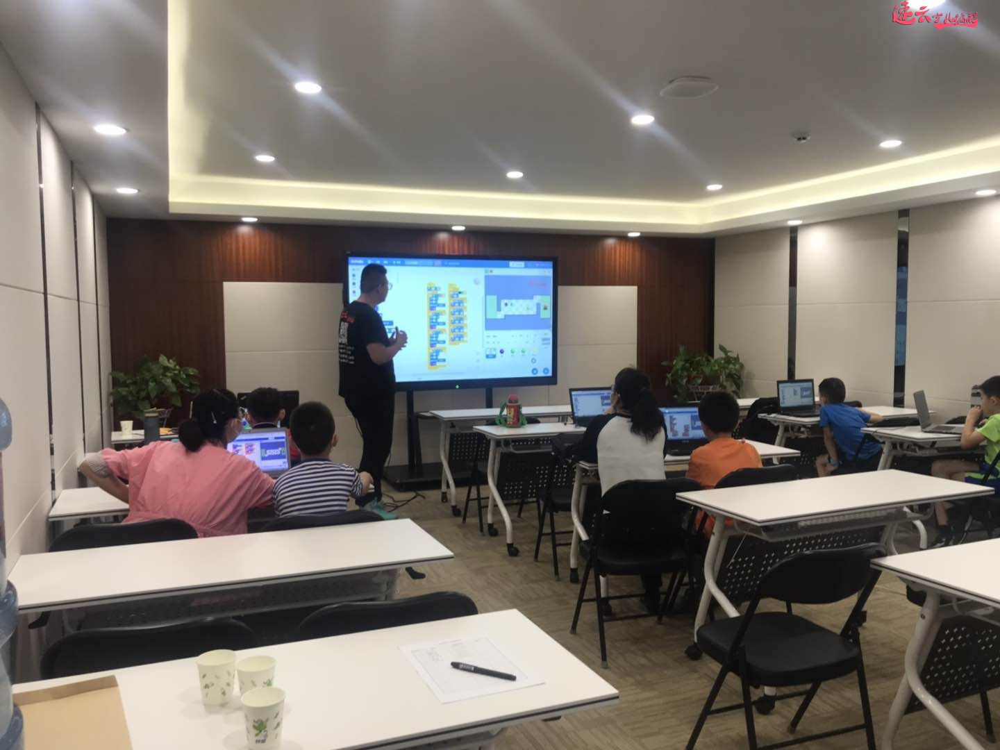 第二届青少年“人工智能创客夏令营”圆满结束(图5) 第二届青少年“人工智能创客夏令营”圆满结束(图5)