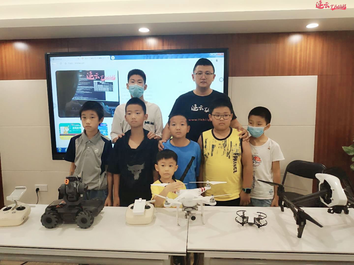 第二届青少年“人工智能创客夏令营”圆满结束(图7) 第二届青少年“人工智能创客夏令营”圆满结束(图7)